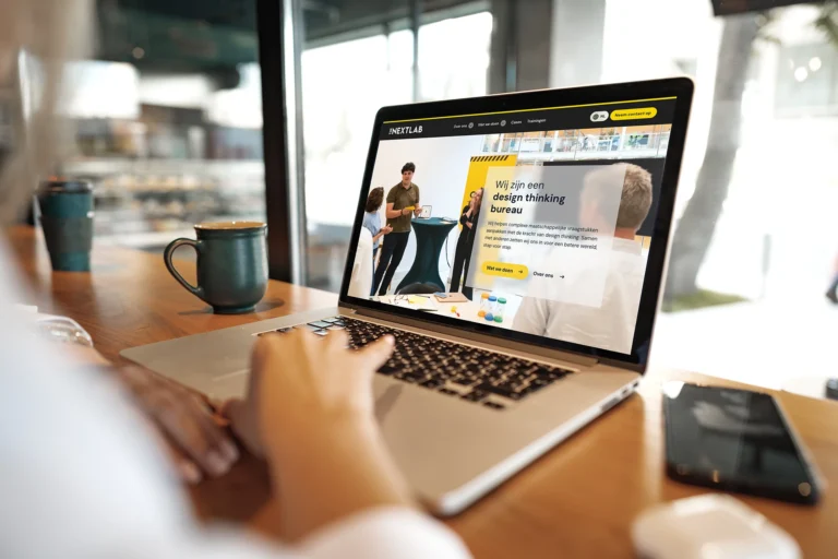 Laptopscherm van de website van The Next Lab, een design thinking bureau